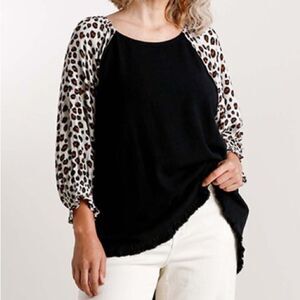 🏷️ 5 for $25 - BLACK Leopard Linen-Blend Raglan Top